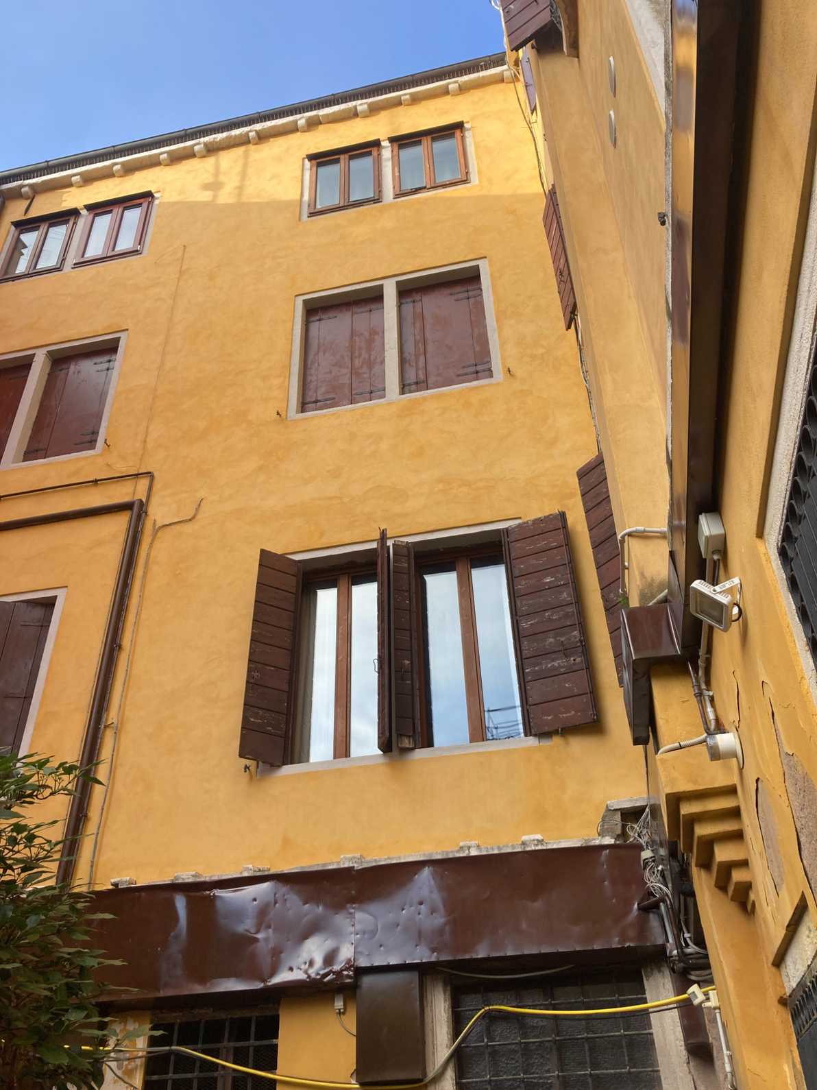 Facciata con intonaco restaurato a Venezia