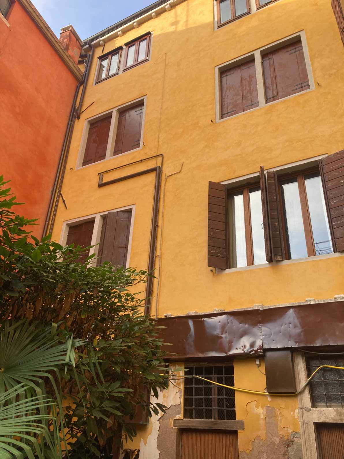 Facciata con intonaco restaurato a Venezia