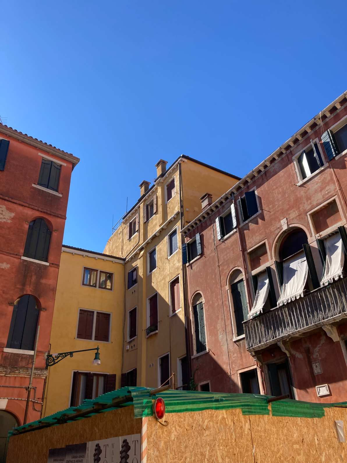 Facciata con intonaco restaurato a Venezia