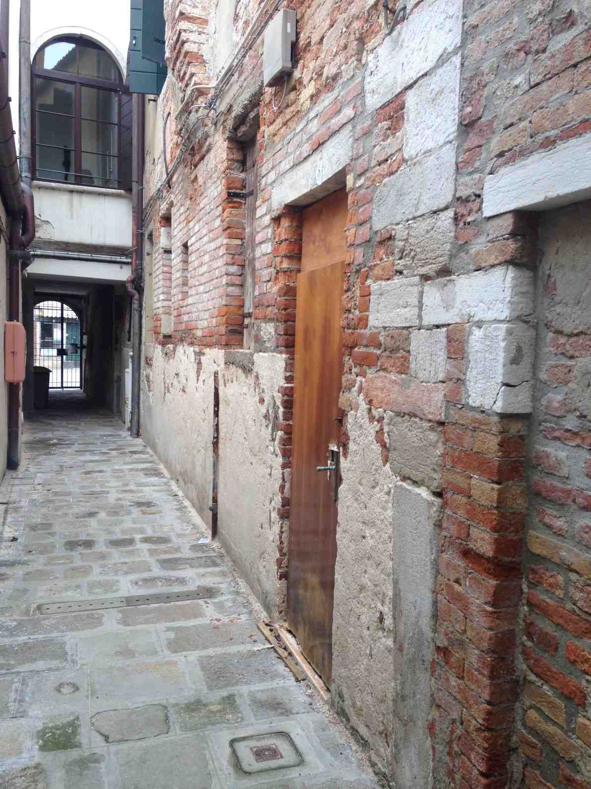 Pre-restauro intonaci e muratura rimanente faccia vista a Venezia