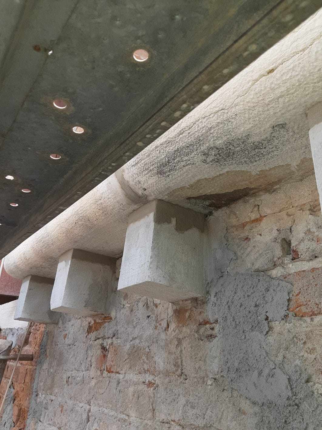 Cornice di gronda in pietra d'Istria restaurato a Venezia 