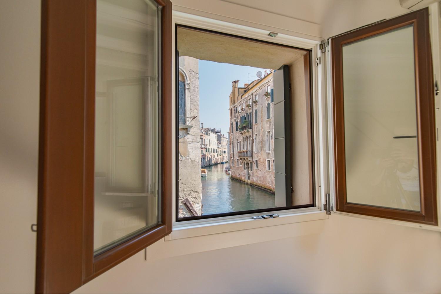 Stanza con affaccio su rio a Venezia 