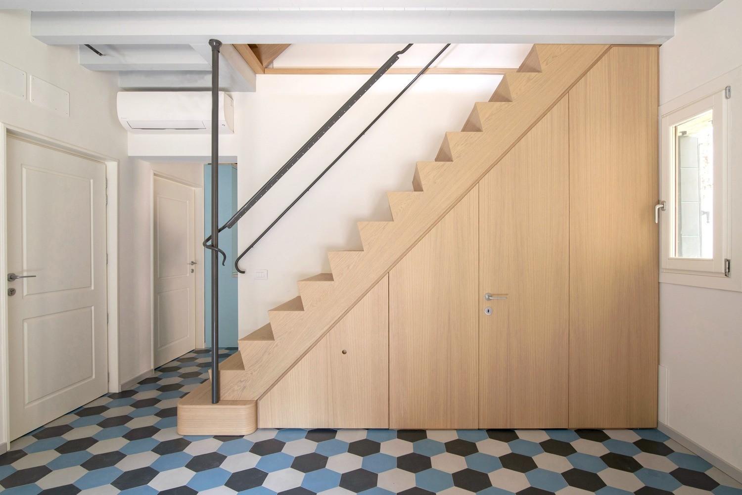 Scala in legno di rovere autoportante a Venezia