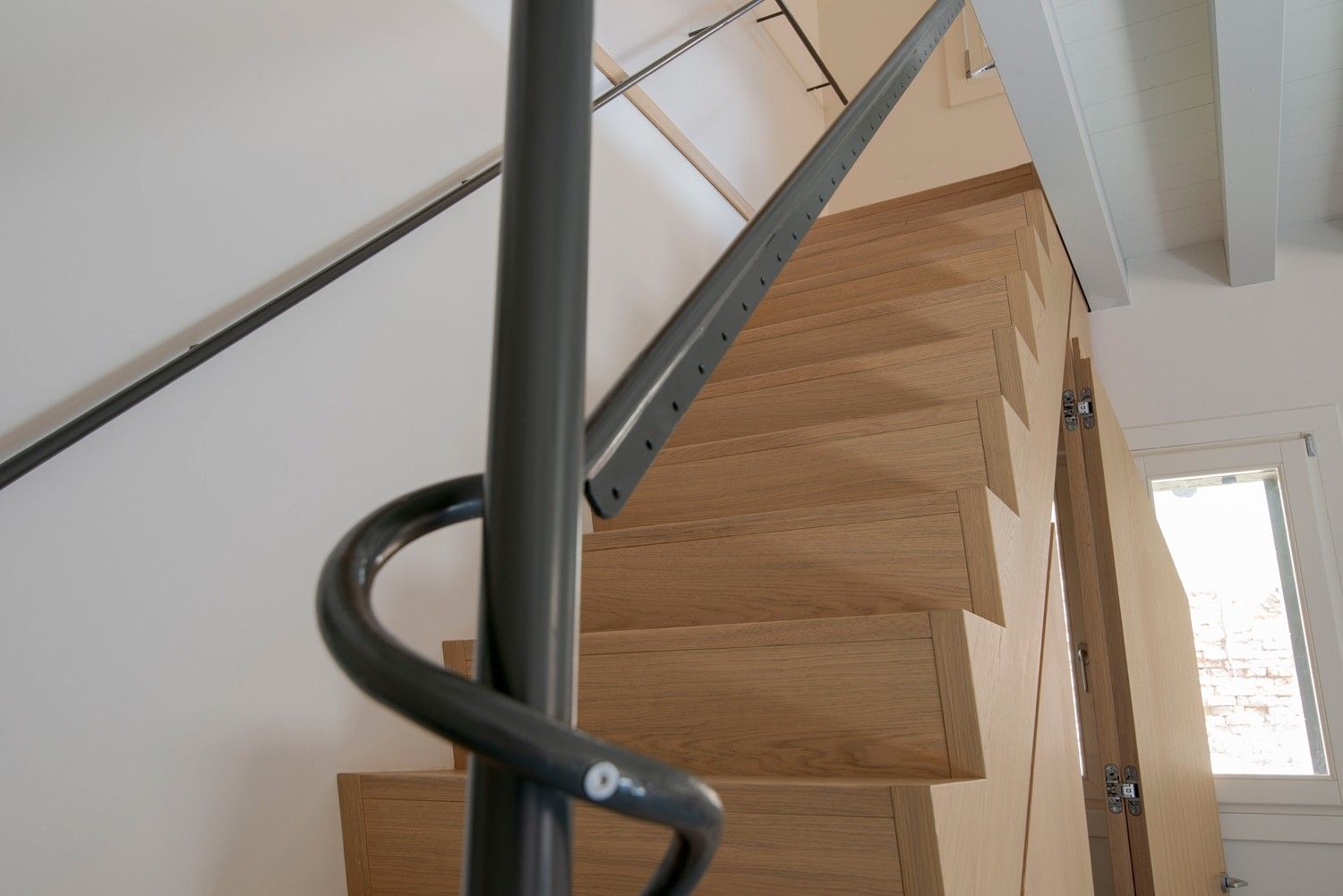 Corrimano scale in legno di rovere autoportanti a giorno a Venezia 