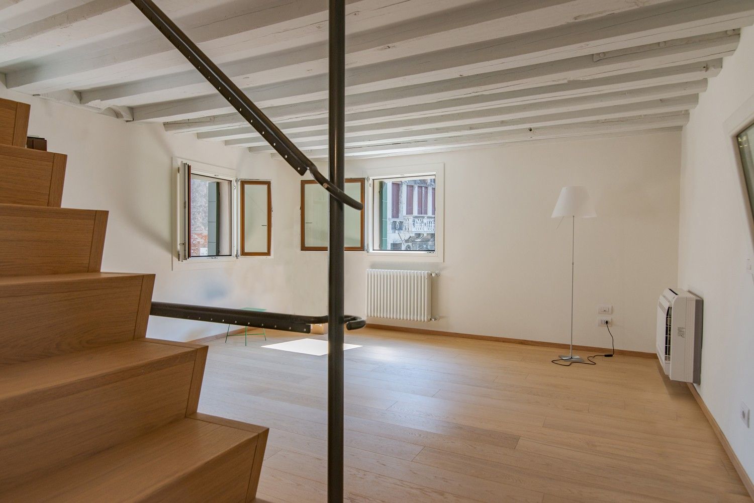Scala in legno di rovere autoportante a Venezia