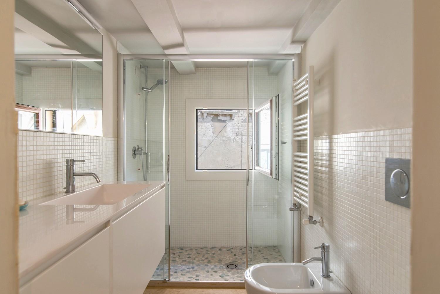 Bagno con rivestimento a mosaico a Venezia