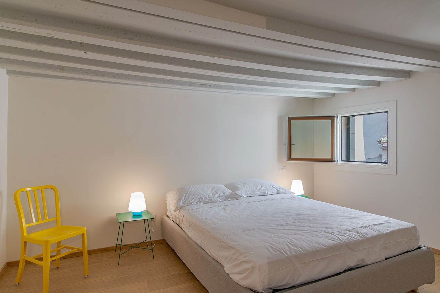 Camera da letto con travi a vista a Venezia