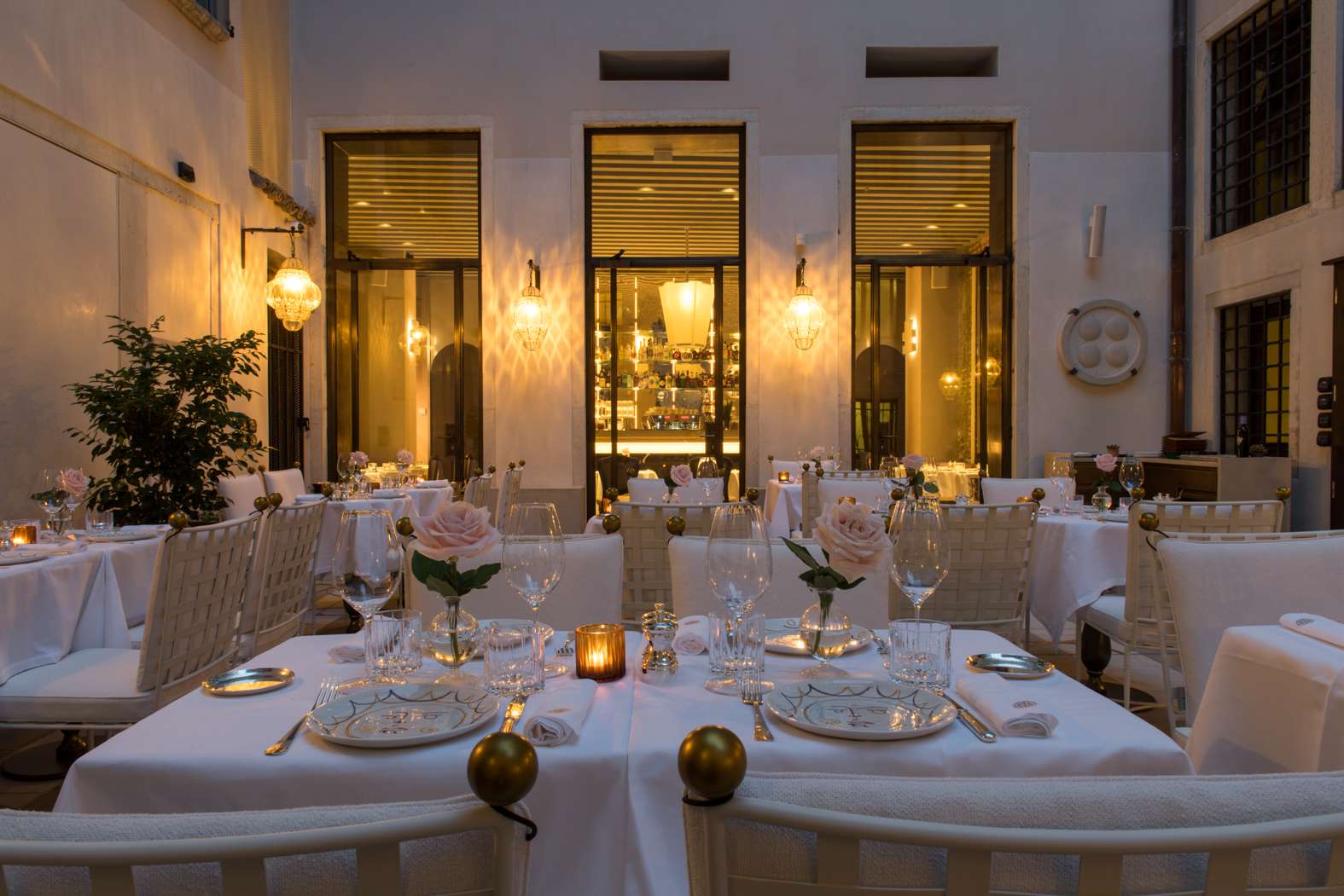 Terrazza Il Caffè con illuminazione serale Hotel Nolinski a Venezia 