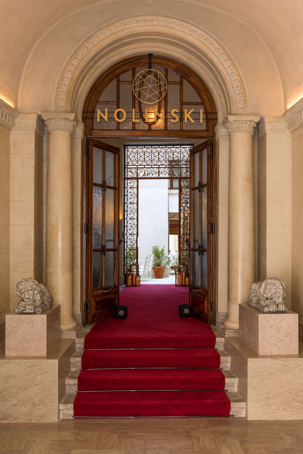 Portale ingresso arcuato in pietra d'Istria Hotel Nolinski a Venezia