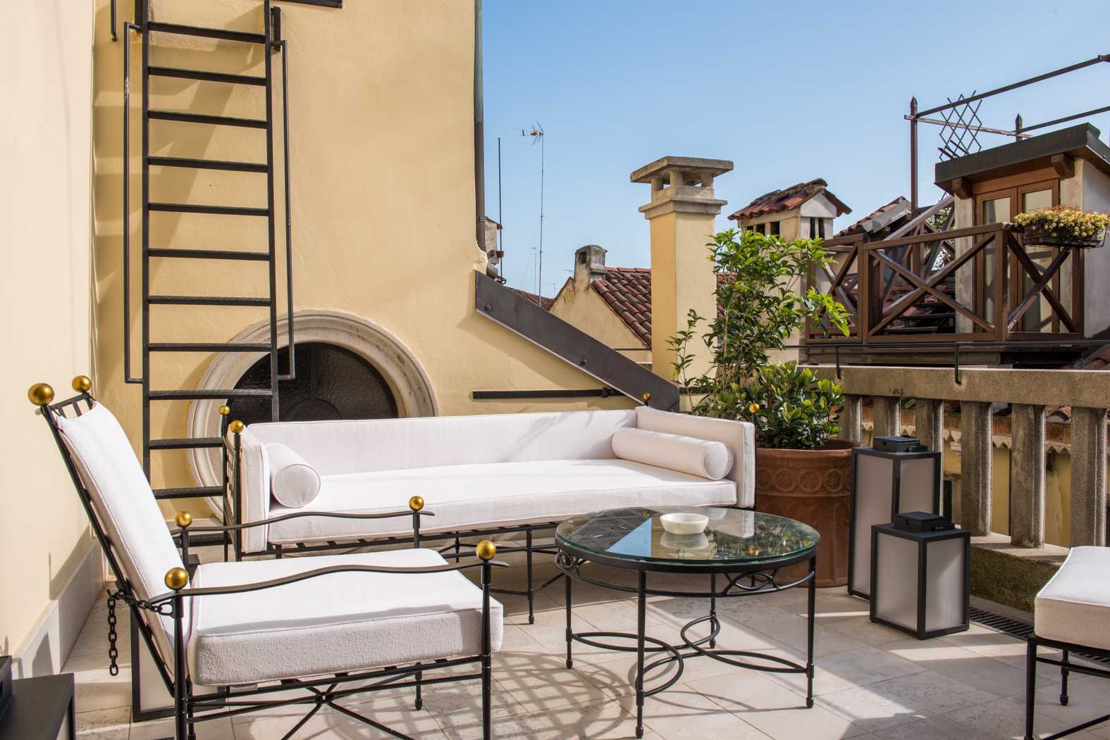 Terrazza suite con pavimentazione in pietra d'Istria Hotel Nolinski a Venezia