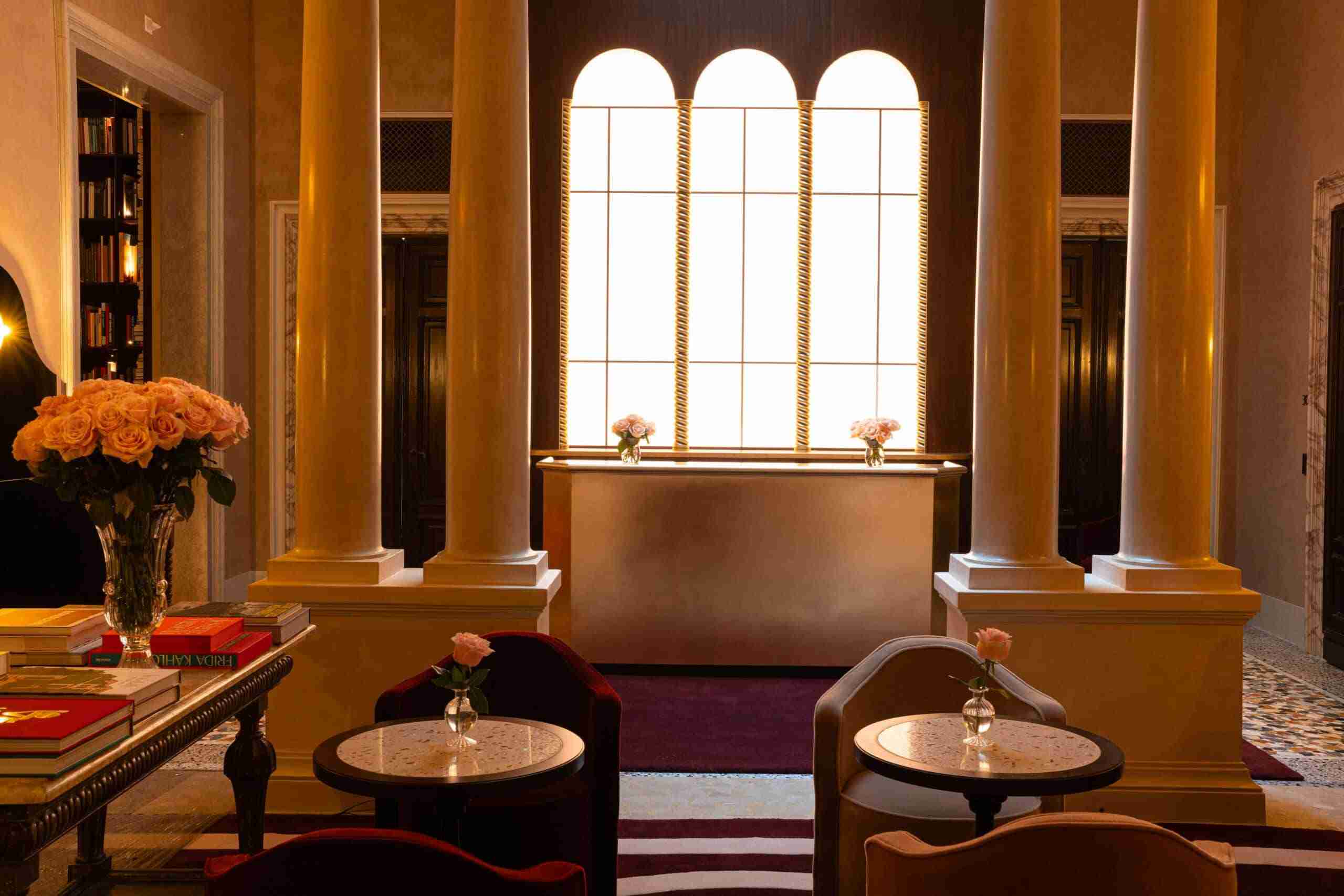 Trifora retroilluminata bancone bar Hotel Nolinski a Venezia