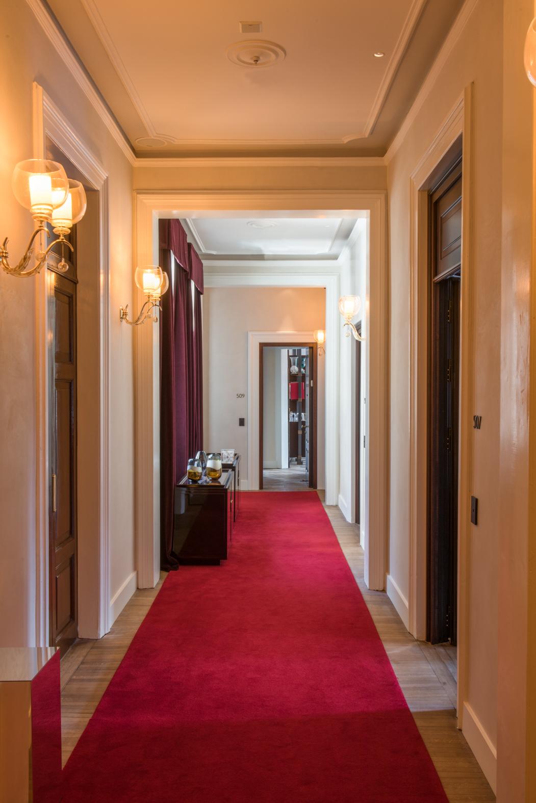 Corridoio in parquet e finiture parietali in marmorino Hotel Nolinski a Venezia