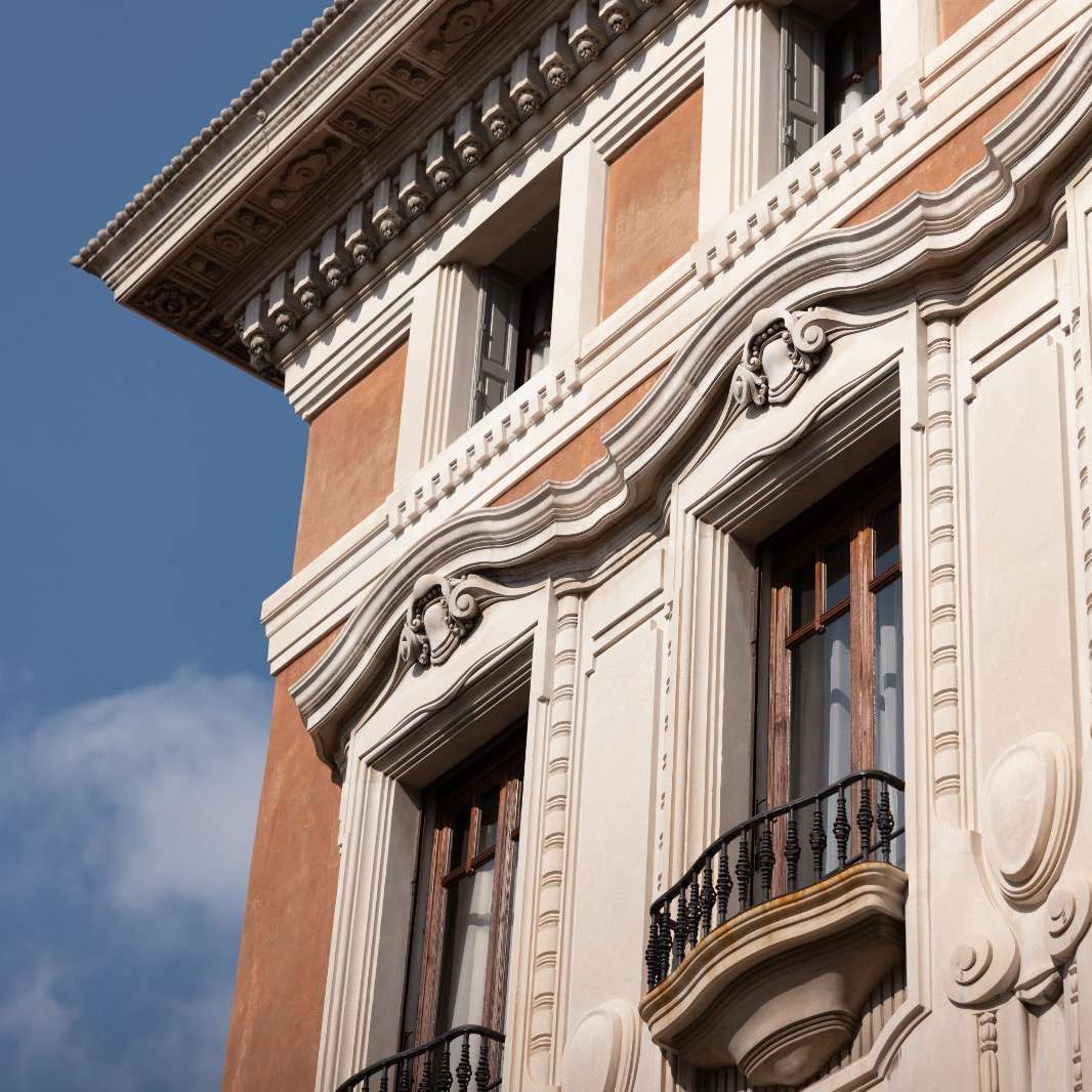 Decorazioni facciata stile Liberty in pietra d'Istria Hotel Nolinsky a Venezia