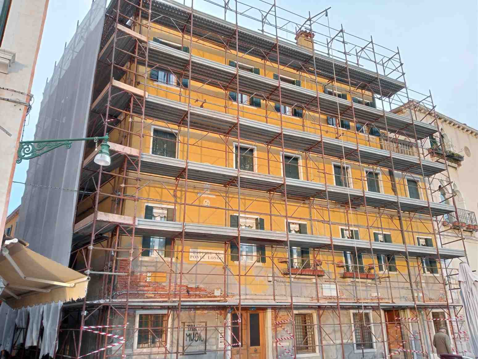 Ponteggi per rifacimento intonaco facciata palazzetto a Venezia