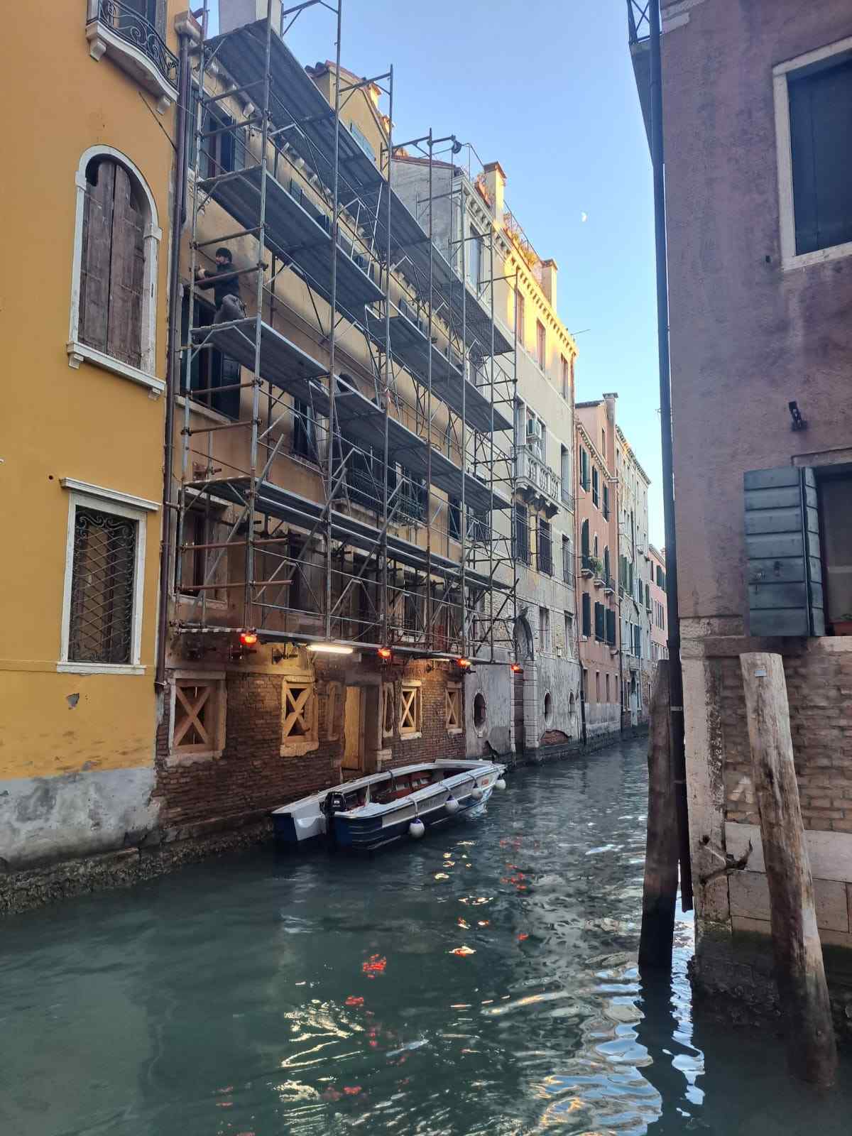 Installazione ponteggi su rio per rispristino intonaci facciata a Venezia