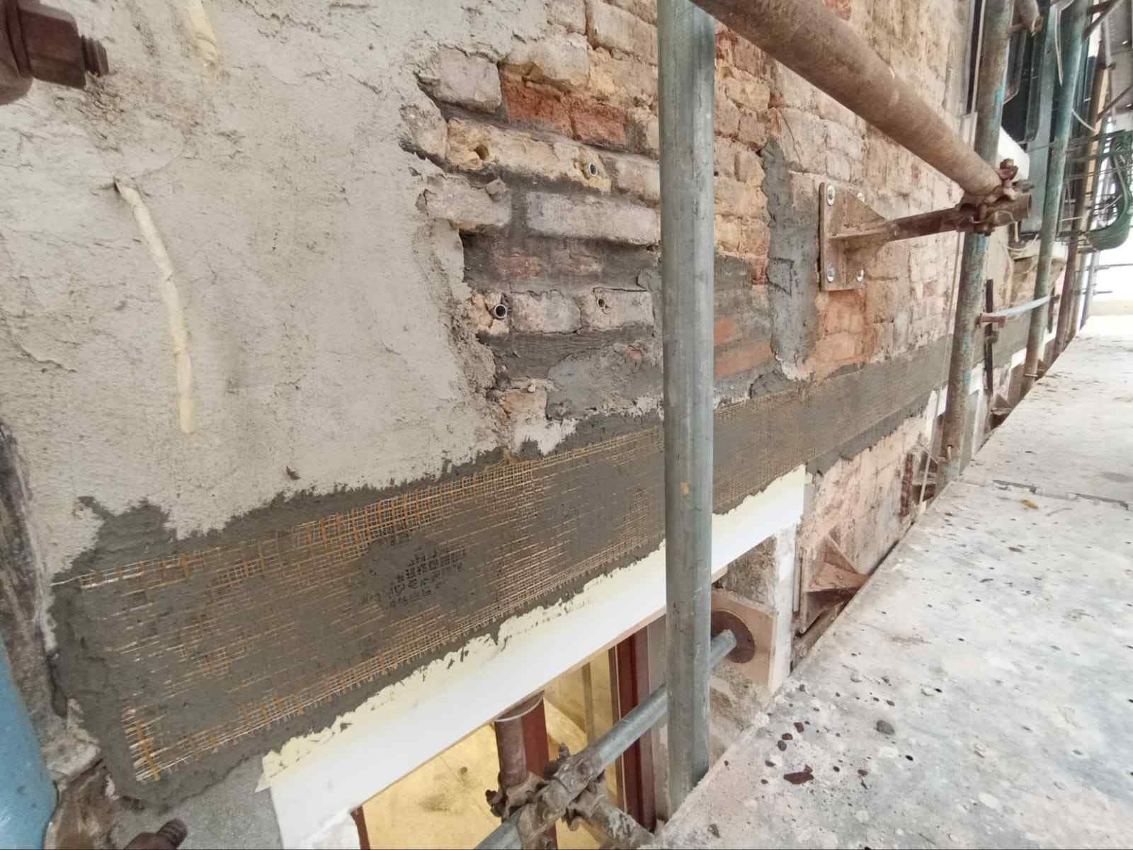 Consolidamento strutturale mediante rete in fibra di carbonio e PDO stesa su intonaco fibrorinforzato a Venezia