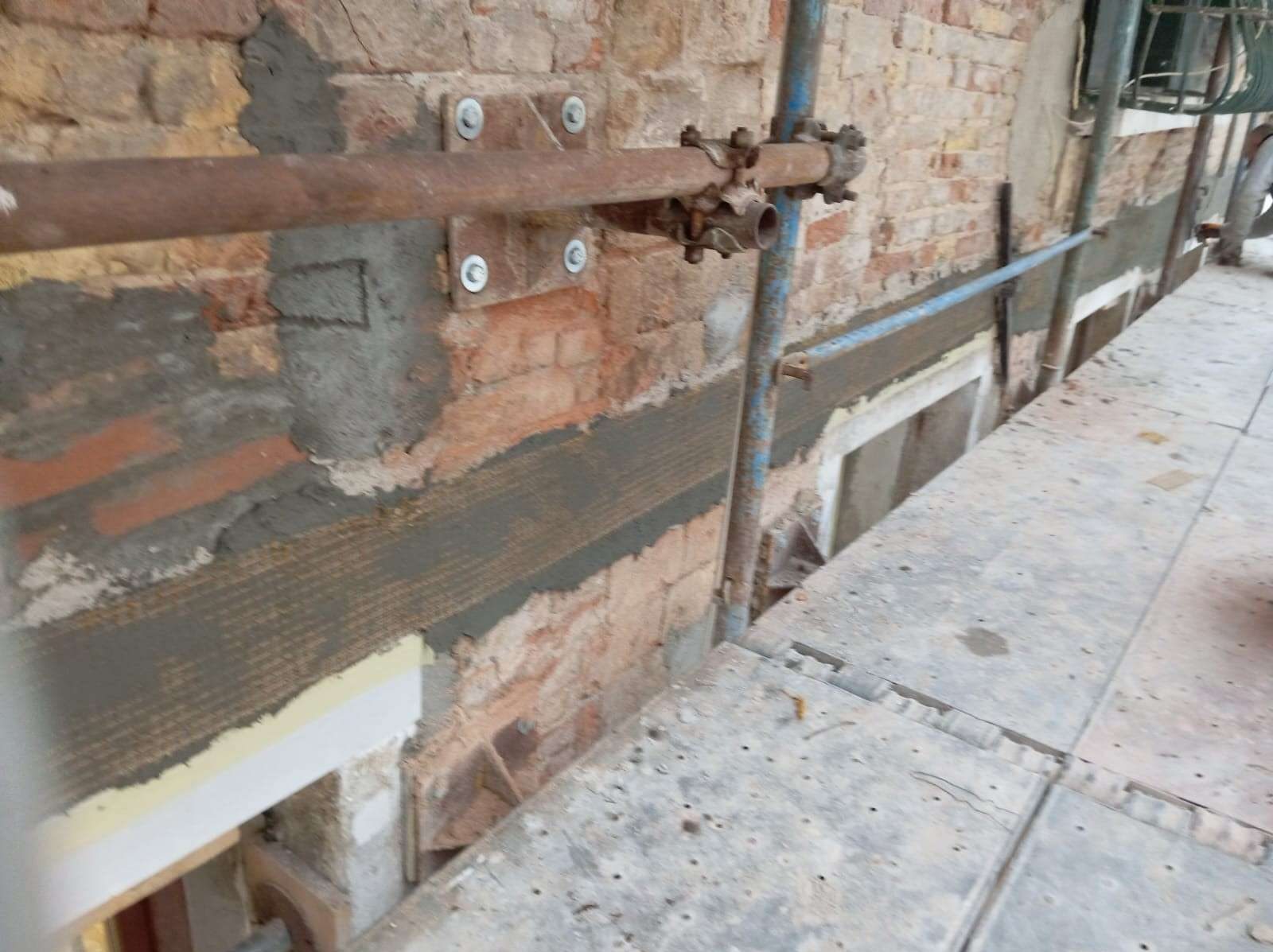 Consolidamento strutturale mediante rete in fibra di carbonio e PDO stesa su intonaco fibrorinforzato a Venezia