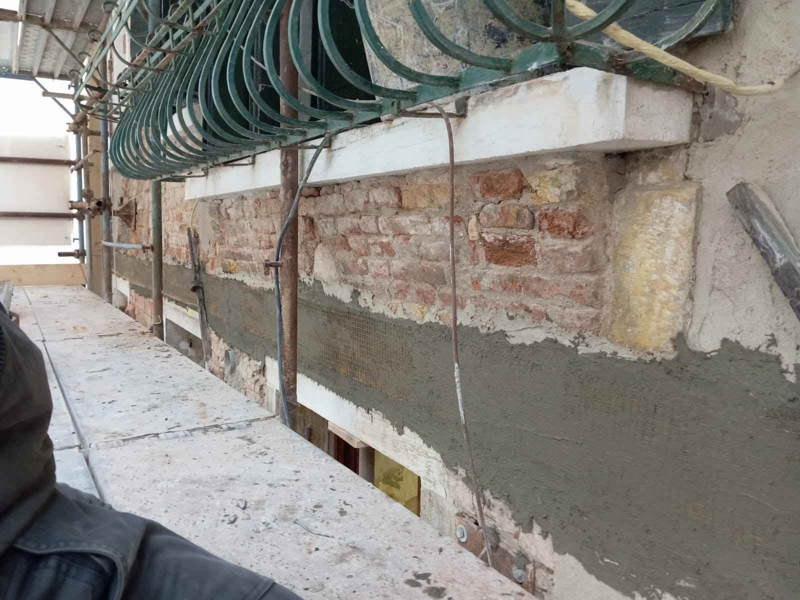 Consolidamento strutturale mediante rete in fibra di carbonio e PDO stesa su intonaco fibrorinforzato a Venezia