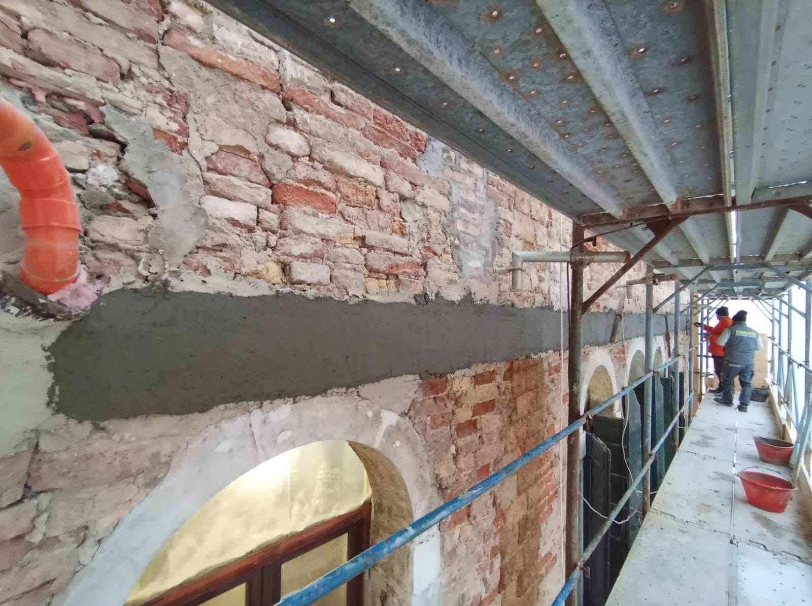 Consolidamento strutturale mediante rete in fibra di carbonio e PDO stesa su intonaco fibrorinforzato a Venezia