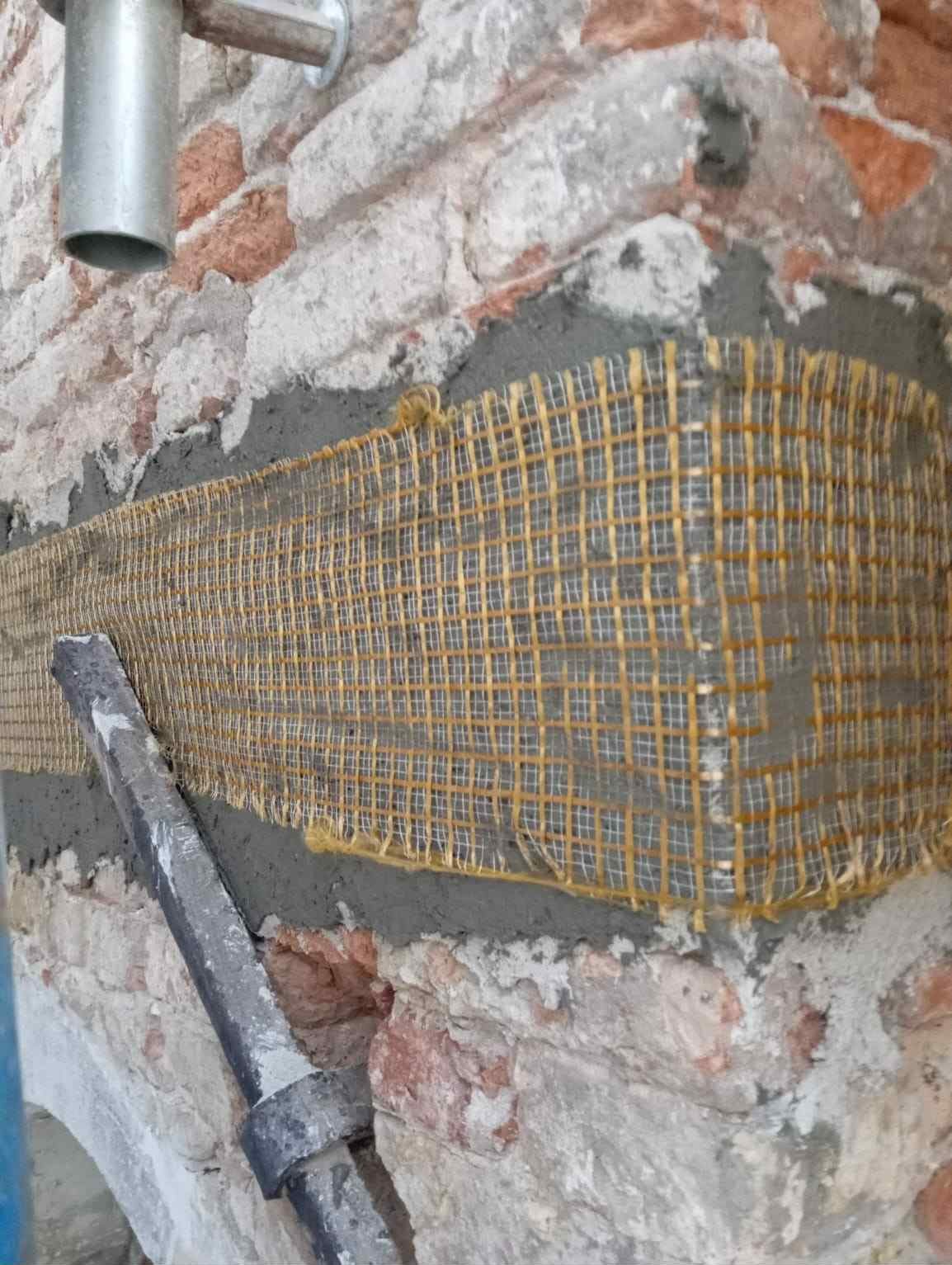 Consolidamento strutturale mediante rete in fibra di carbonio e PDO stesa su intonaco fibrorinforzato a Venezia