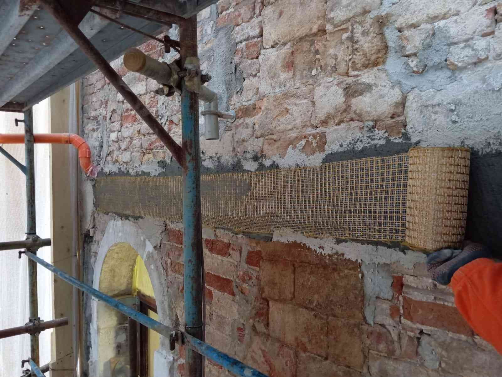 Consolidamento strutturale mediante rete in fibra di carbonio e PDO stesa su intonaco fibrorinforzato a Venezia