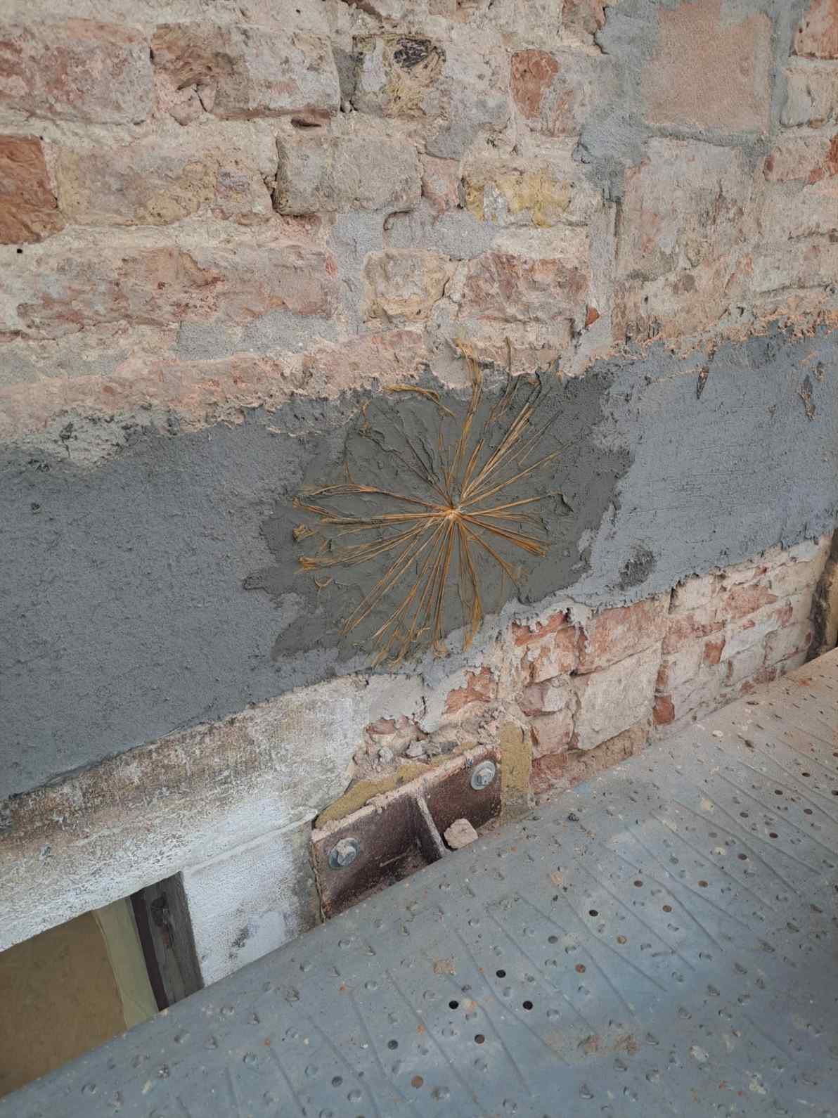 Consolidamento strutturale mediante fiocchi in fibra di carbonio e PDO su intonaco fibrorinforzato a Venezia