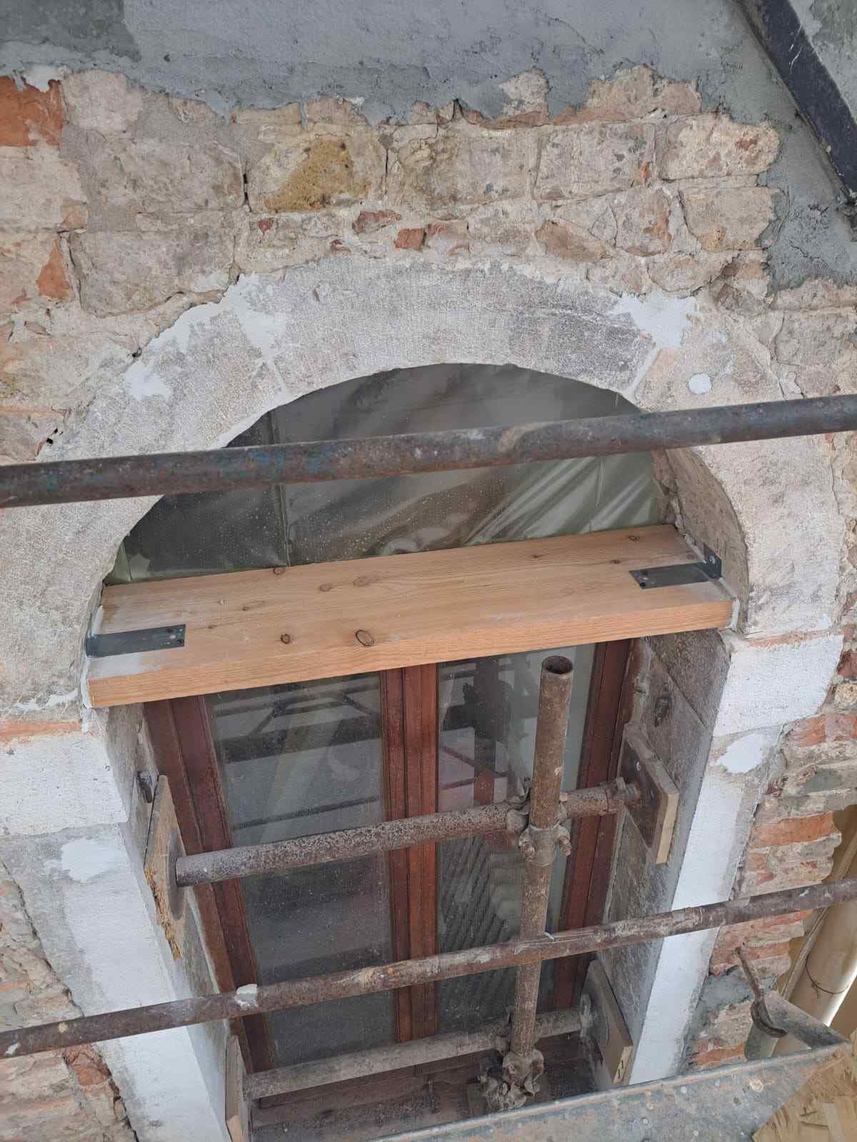 Consolidamento fori di apertura durante i lavori a Venezia