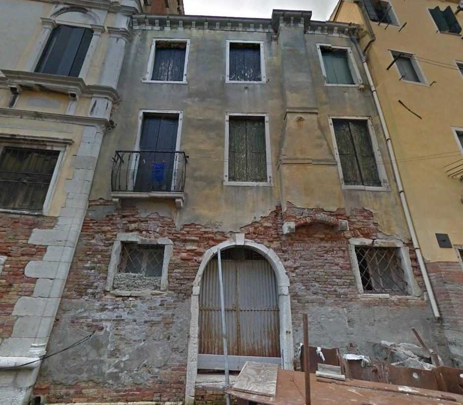 Degrado intonaco facciata con fronte su rio a Venezia 