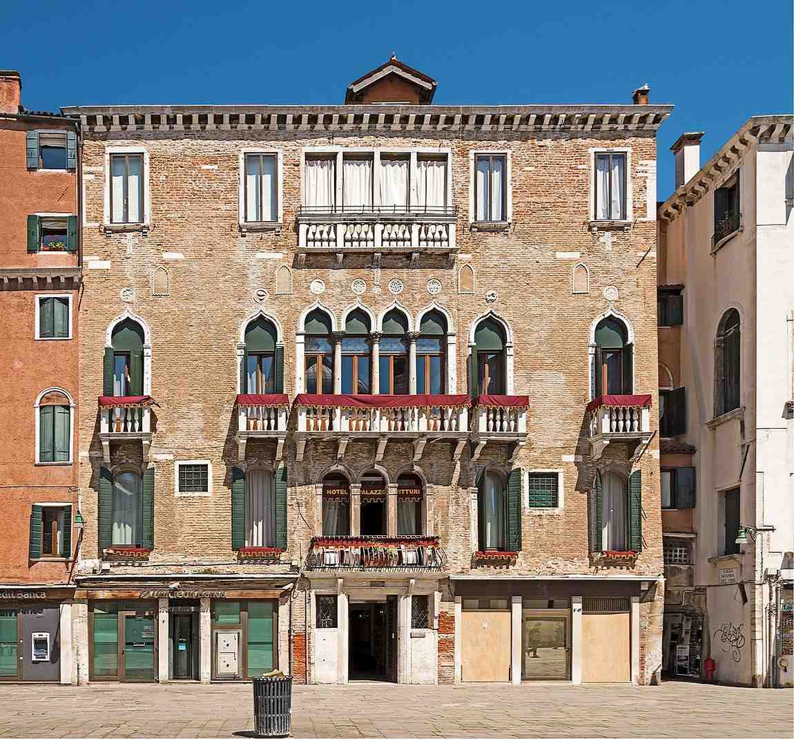 Palazzo con affaccio su campo con facciata in mattoni faccia vista a Venezia