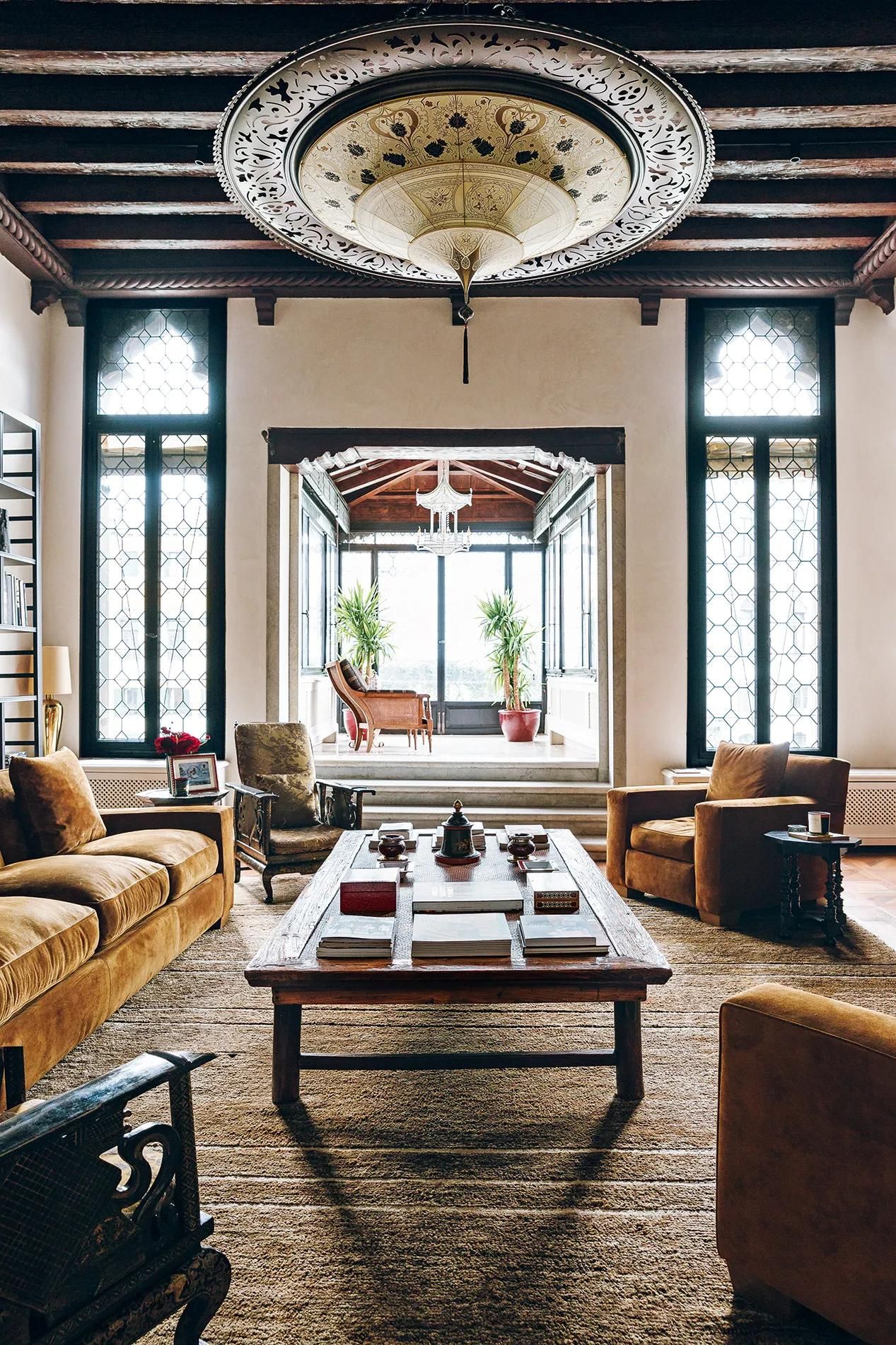 Salone con travi a vista con affaccio su Canal Grande a Venezia