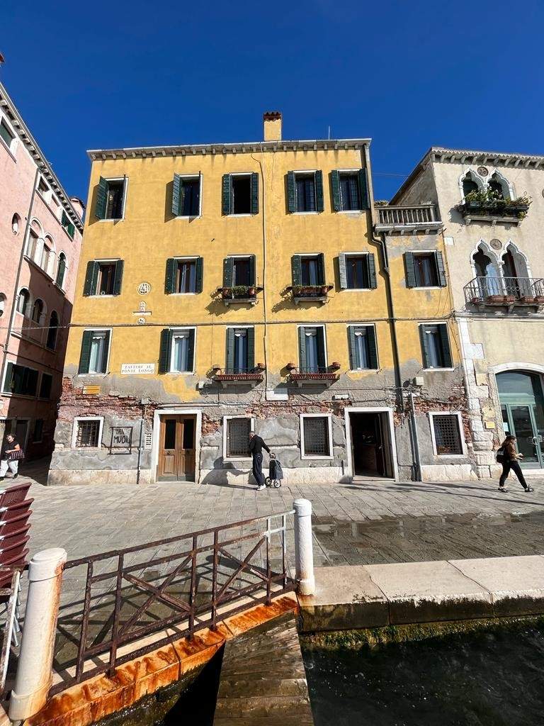 Forte degrado intonaco fino a quota del primo piano a Venezia