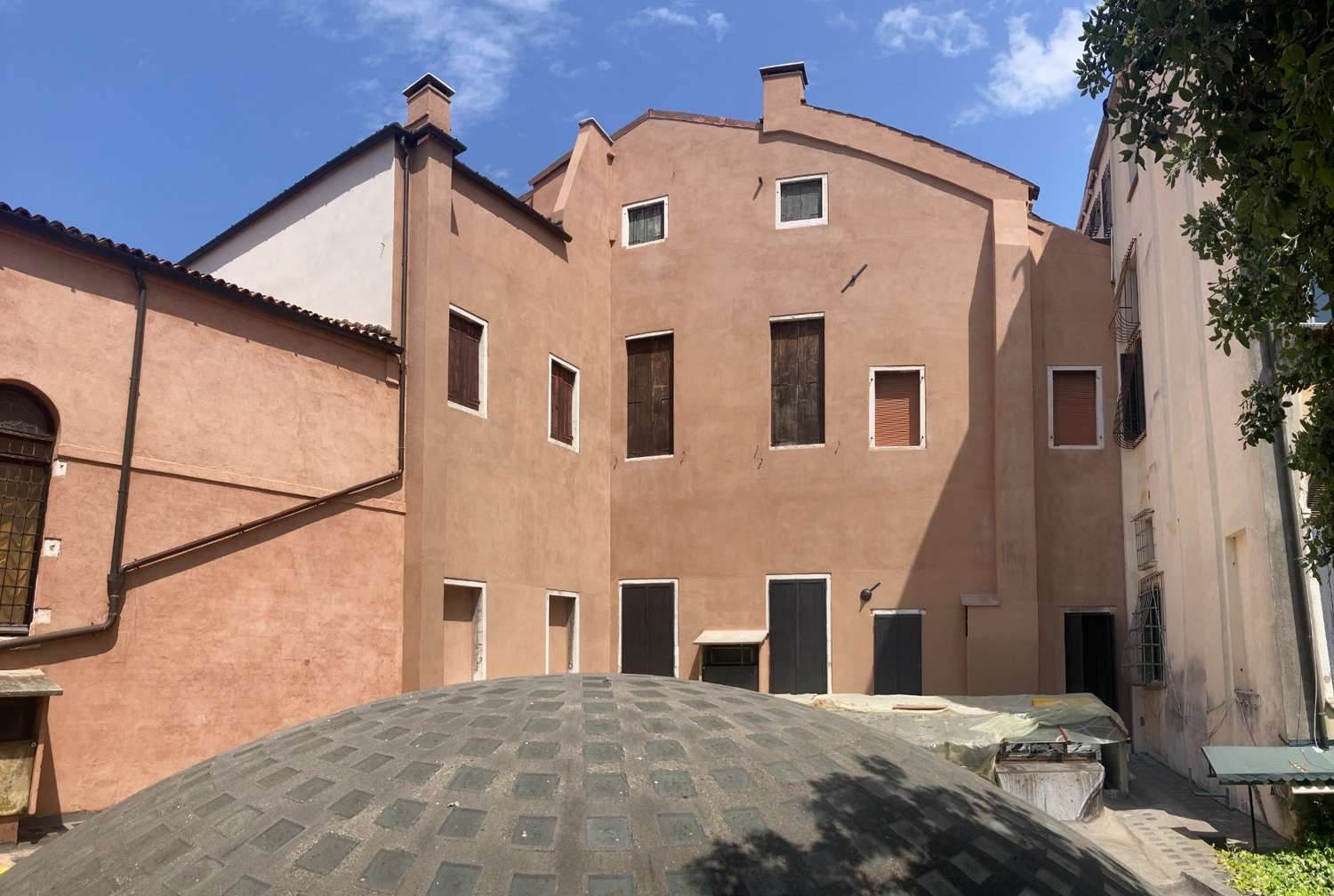 Intonaco cocciopesto dilavato post-restauro Palazzo Barbarigo a Venezia