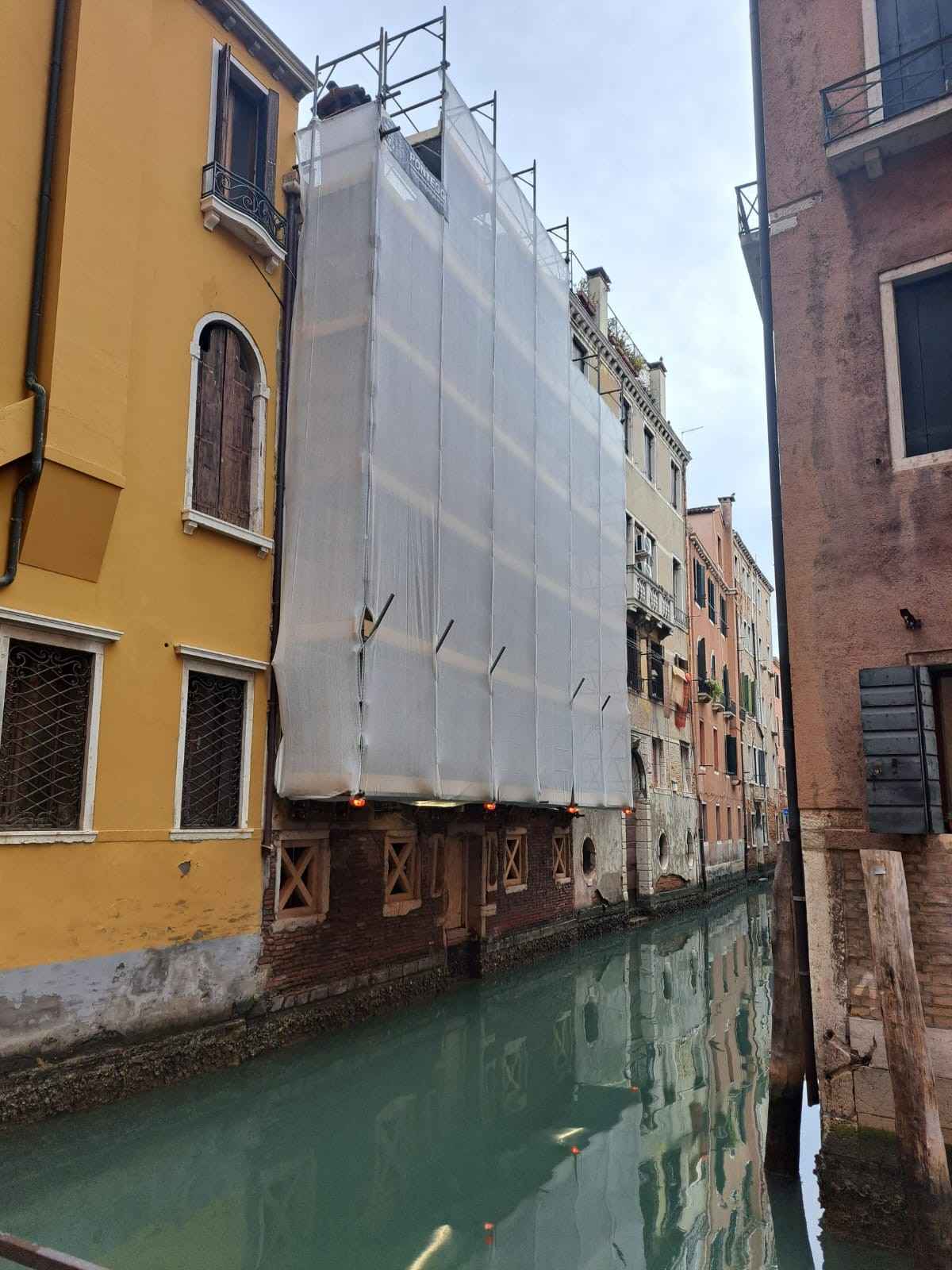 Installazione ponteggi su rio per rispristino intonaci facciata a Venezia
