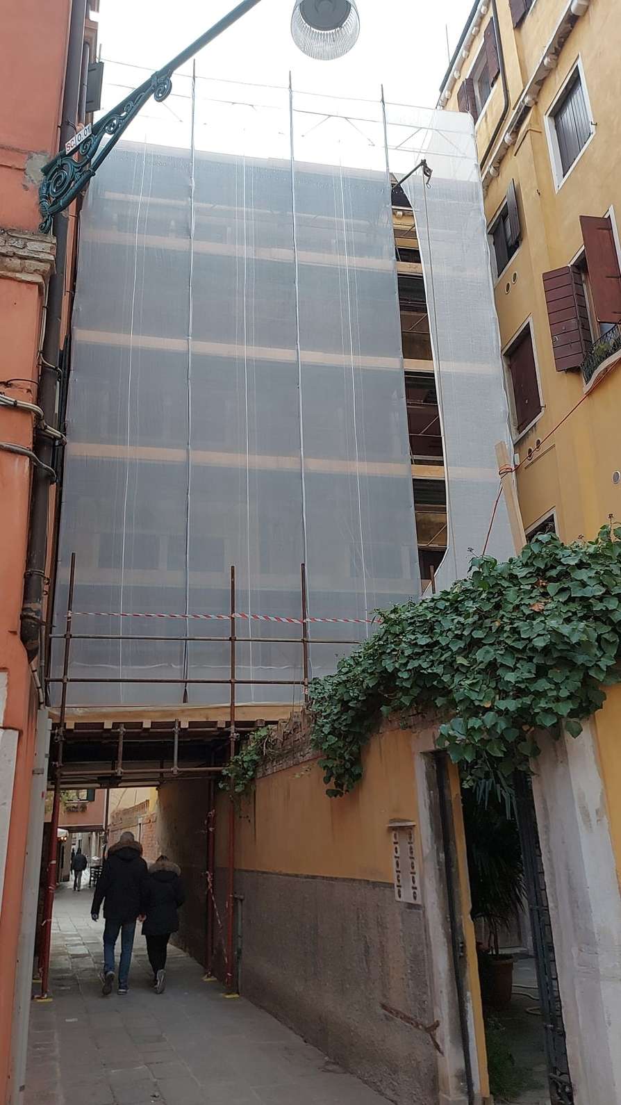 Ponteggi per rifacimento intonaco facciata condominio a Venezia