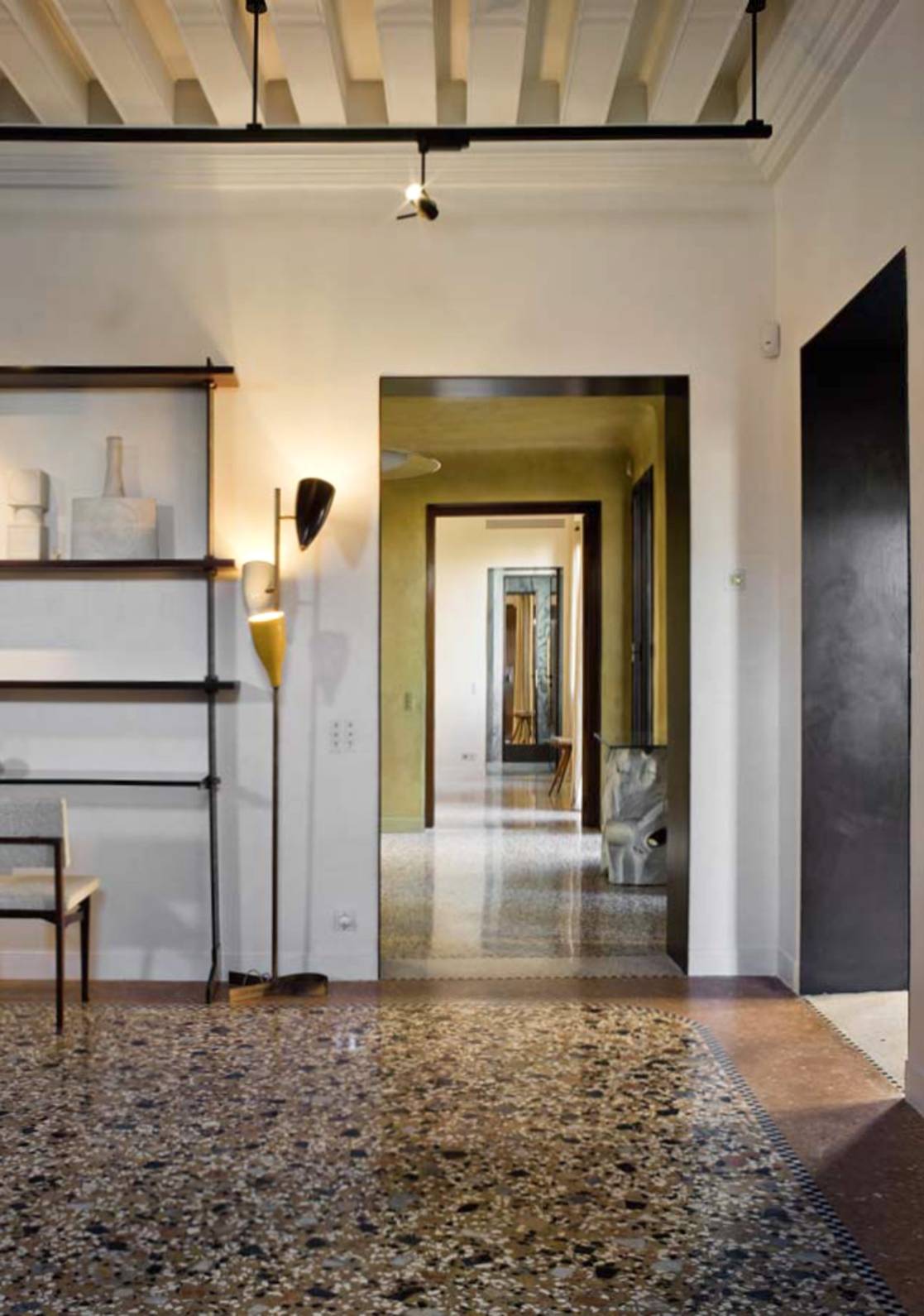 Salotto con finiture a marmorino e terrazzo alla veneziana a Venezia