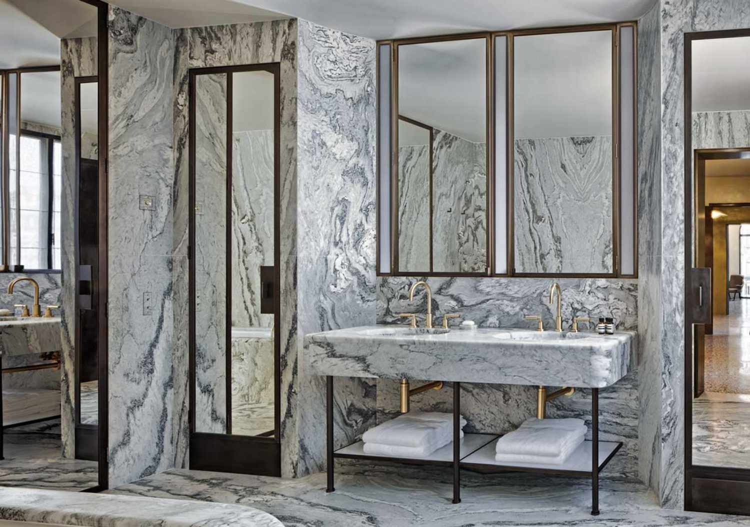 Bagno rivestito in marmo a Venezia