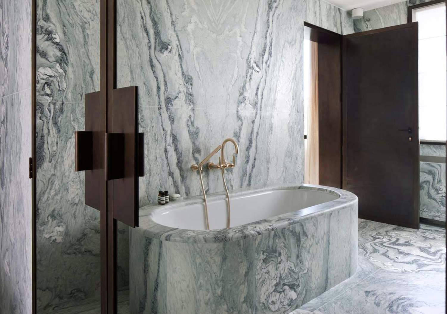 Bagno rivestito in marmo a Venezia