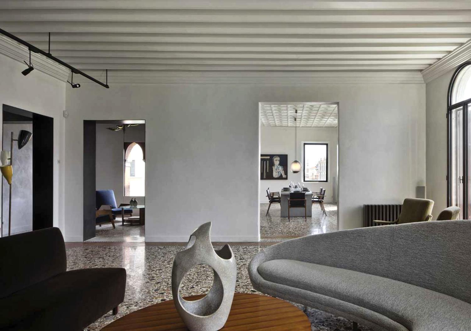 Salotto con finiture a marmorino e terrazzo alla veneziana a Venezia