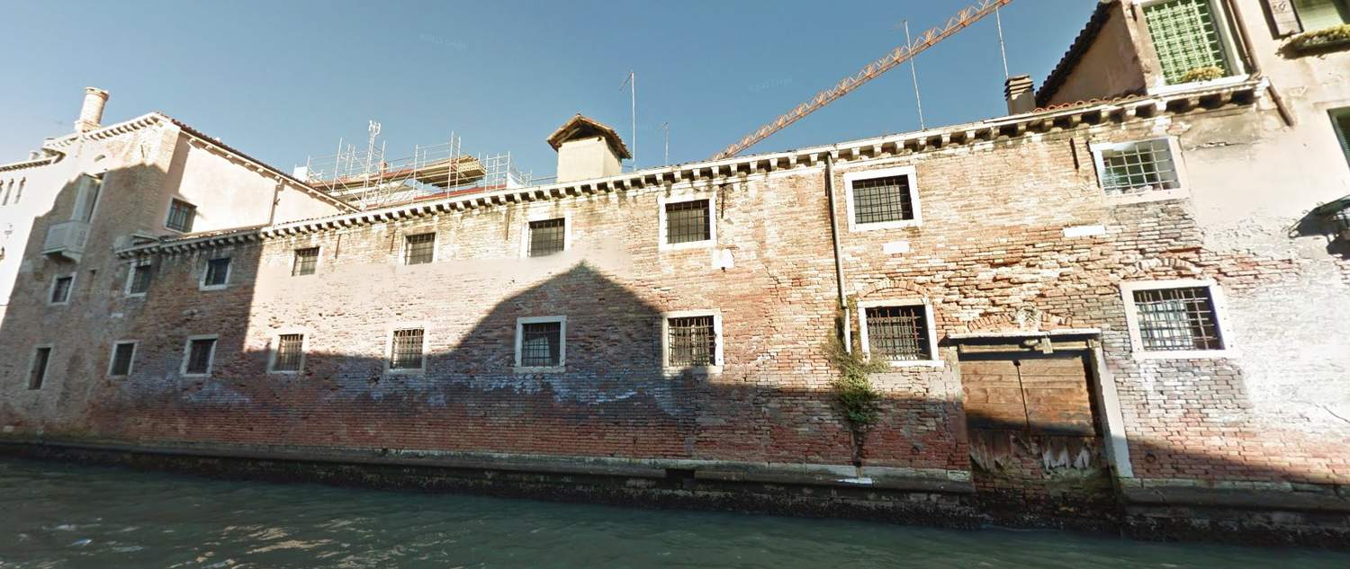 Affaccio capannone su rio a Venezia