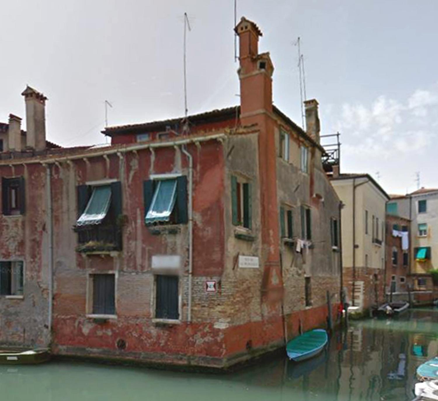 Degrado intonaco casa con triplo affaccio sull'acqua a Venezia