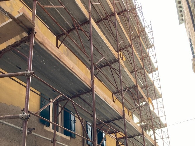 Ponteggi per rifacimento intonaco facciata palazzetto a Venezia