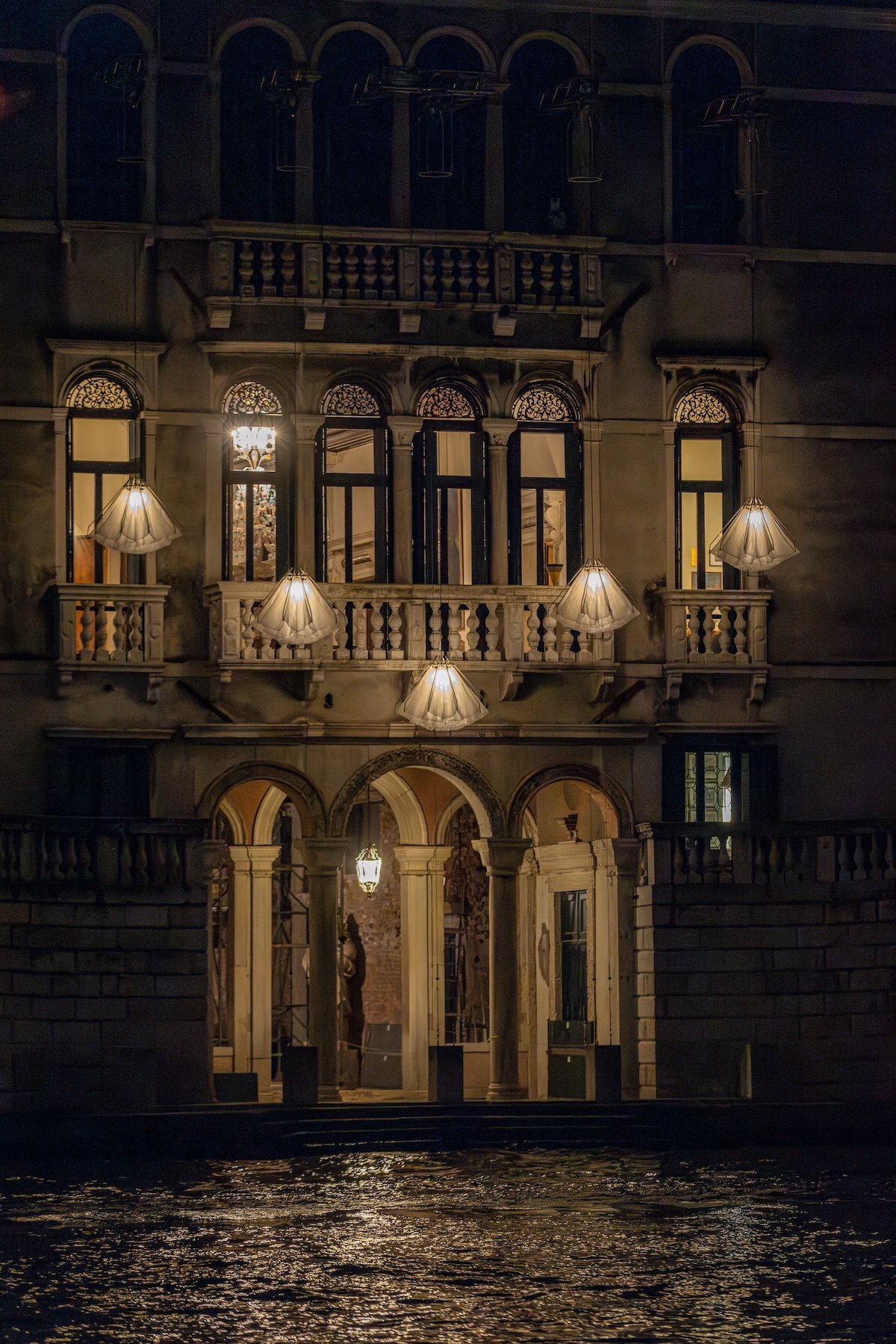 03.-Shy-Society-by-Studio-DRIFT-in-Venice-Photo-by-Arjen-van-Eijk-Xinix-Films